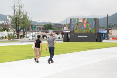 광화문광장에 조성된 '육조 마당'을 걷는 시민들