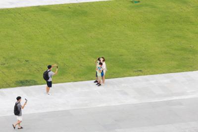 광화문광장에 조성된 '육조 마당'에서 기념 촬영을 하는 시민들