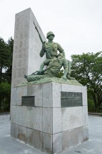 영천지구전적비 국군 동상