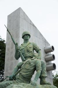 영천지구전적비 국군 동상 근경