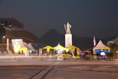 광화문광장의 세월호 천막과 이순신장군 동상