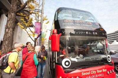 세종문화회관 앞의 서울시티투어버스