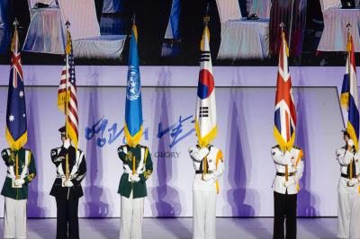유엔군 참전국 국기를 들고있는 의장대원들
