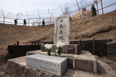 백마고지 전투지 기념비를 참배하는 수색대 병사들