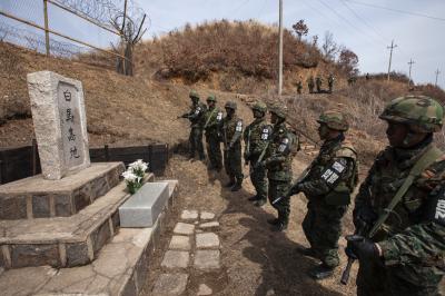 백마고지 전투지 기념비를 참배하는 수색대 병사들