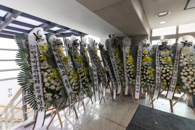 서울대학병원 장례식장 입구에 놓인 근조화환