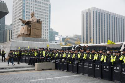 광화문광장에서 대치중인 경찰