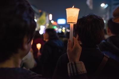 종로로 행진하는 시민의 촛불