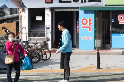 피켓을 들고 유세하는 권혜인 진보당 강서구청장 후보 선거운동원