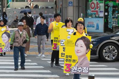 가양3-5단지교차로에서 피켓을 들고 유세하는 권수정 정의당 강서구청장 후보 선거운동원들