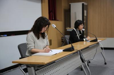 토론 중인 최시현 교수와 김도혜 교수 측면