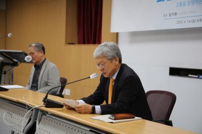 토론 중인 임지현 교수와 도진순 교수 측면