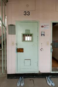 영등포교도소 독거실 입구 철문