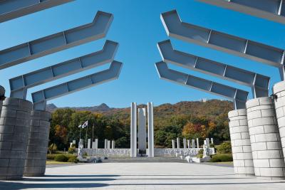 국립4.19민주묘지 상징문과 4월학생혁명기념탑 전경