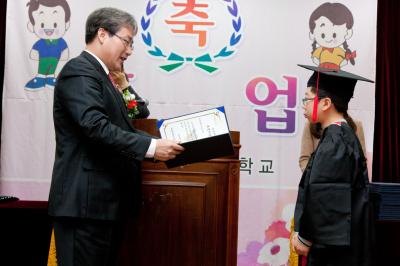 재동초등학교 졸업식 상장 수여