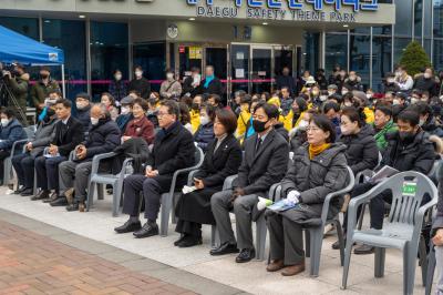김태일 2·18안전문화재단 이사장의 추도사를 듣는 추모식 참석자들
