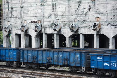 태백 철암역두 선탄시설 건물 하부와 석탄운반열차