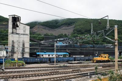 태백 철암역두 선탄시설 건물과 석탄수송용 열차