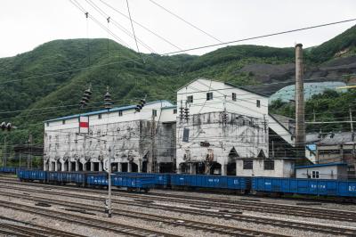 태백 철암역두 선탄시설 건물과 석탄수송용 열차