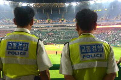 경기 관람중인 경찰들