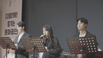 3층 다목적홀에서 공연 중인 뮤지컬 배우 김기영, 장연경, 백두진