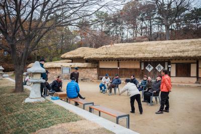 수내동가옥 앞에서 윷놀이를 하는 주민들