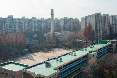 압구정 현대아파트와 초등학교