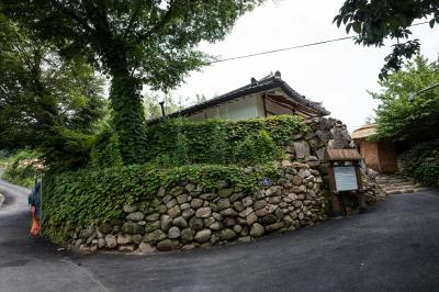 노태우 전 대통령 생가 초입 돌담