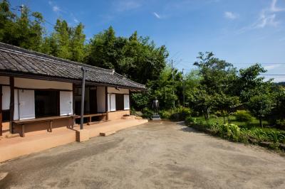 노태우 전 대통령 생가 안채와 노태우 동상