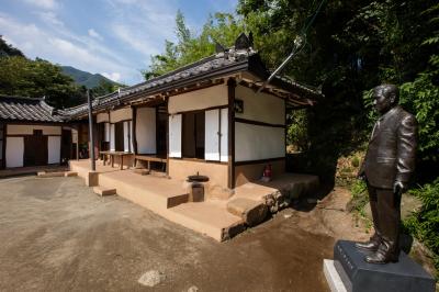 노태우 전 대통령 생가 안채와 노태우 동상