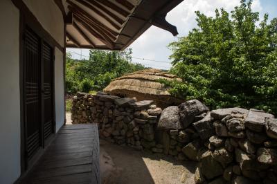 노태우 전 대통령 생가 외양간 초가지붕과 돌담