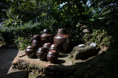 노태우 전 대통령 생가 장독대와 정한수 그릇