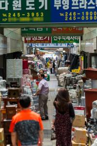 국제시장 도기 도매상 거리 전경