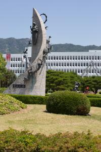 경상남도청사 입구 조형물