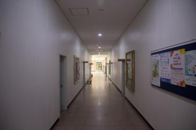경상남도청사 본관 1층 우측통로