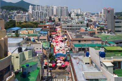 기장시장 공영주차장에서 본 기장시장 전경