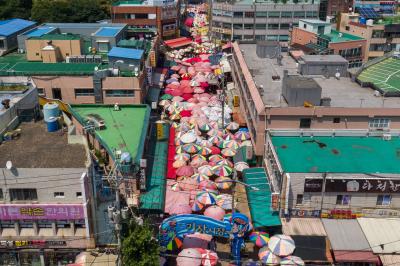 기장시장 서쪽에서 본 입구 전경