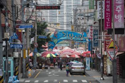 기장시장 서쪽 공영주차장에서 본 기장시장 전경
