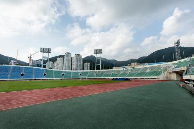 구덕운동장 주경기장 트랙과 관중석 전경