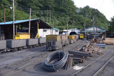 갱 안으로 들어가는 장비