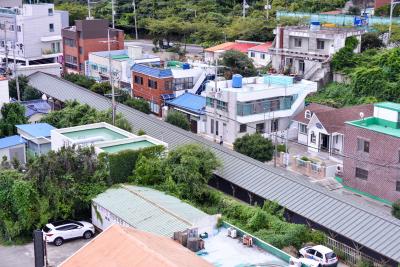 통영 해저 터널 입구 지붕 측면