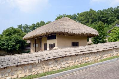 손병희 생가 담 밖에서 본 본채