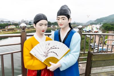 요천 다리 위 성춘향과 이몽룡 모형