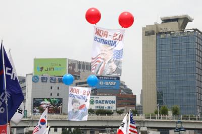 트럼프 대통령과 박근혜 前 대통령 현수막