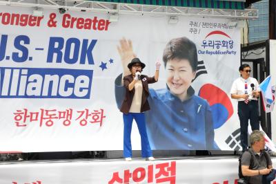 공연하는 가수 김영선