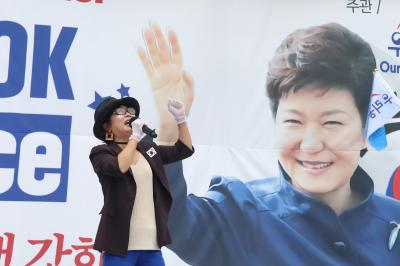 공연하는 가수 김영선