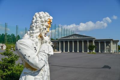 중문관광단지 '박물관은 살아있다 제주' 앞 조형물