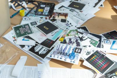 책상에 놓인 방탄소년단 기념우표