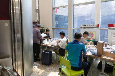 기념우표 스탬프 작업하는 우표 수집가들