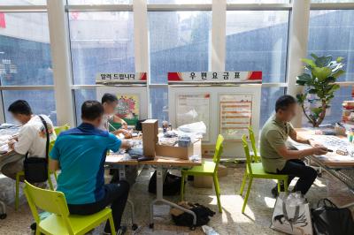 기념우표 스탬프 작업하는 우표 수집가들